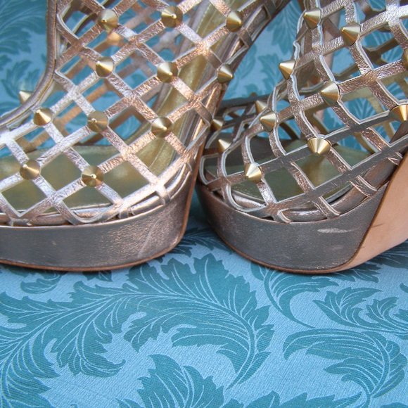 STUNNING size 39.5/US 9 Alexander McQueen Gold Studded heels (store display) - Picture 13 of 16